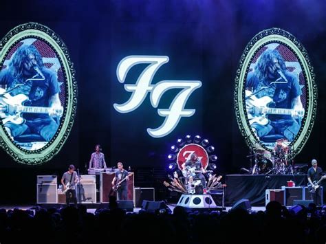 Foo Fighters Are Straight Shooters In Indianapolis Foo Fighters Fighter Music Centers