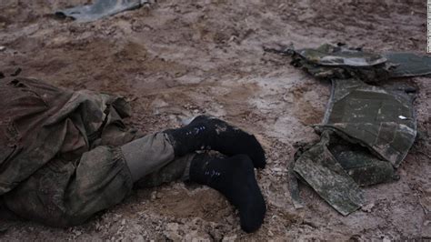 los cadáveres de los soldados rusos se acumulan en ucrania