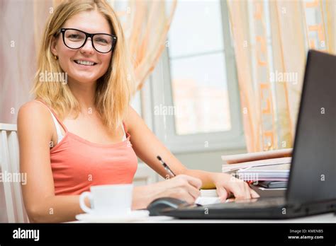 Girl Frustrated Stock Photos & Girl Frustrated Stock Images - Alamy
