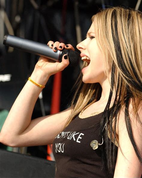 Her unique looks made her extremely popular among the american teens. Avril Lavigne - 2004 | Avril lavigne 2004, Avril lavigne ...