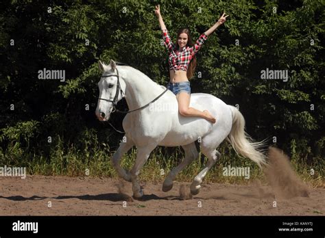 Junge Frau Genießen Reiten Ohne Sattel Auf Einem Galoppierenden Bayerische Pferd Stockfotografie