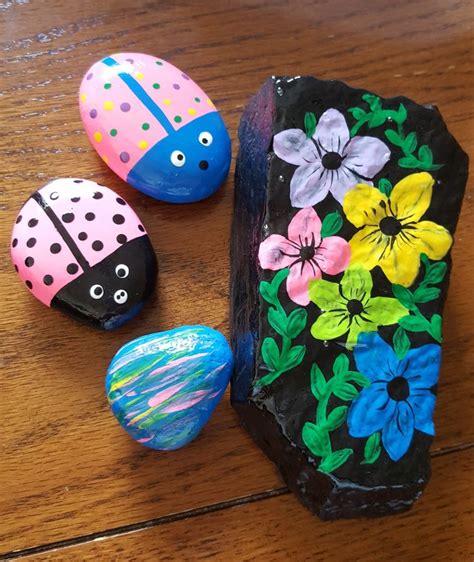 Pin By Mickie Hoem On My Rocks Painted Rocks Easy Flower Painting