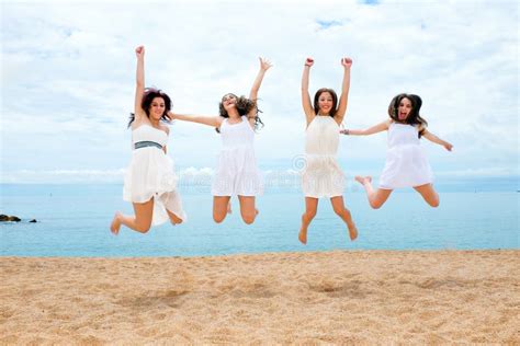 Muchachas Adolescentes Que Saltan En La Playa Foto De Archivo Imagen