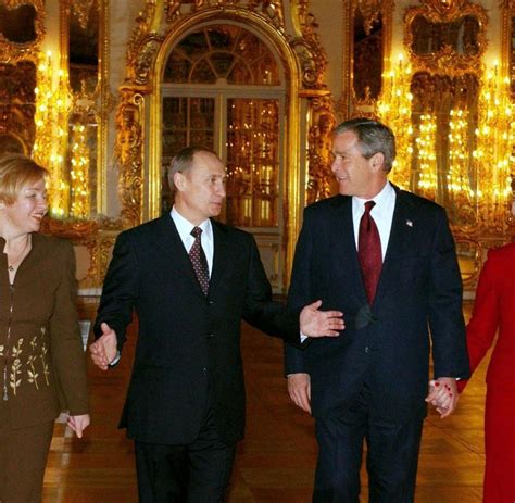 Ljudmila putina, die frau von wahlsieger wladimir putin, hat sich nach langer. Putins Ehefrau: Ljudmila Putina kehrt mit einem Lächeln ...