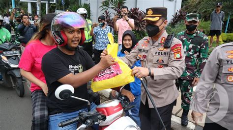 Lewat “polri Peduli” Polres Tangerang Selatan Bagikan Paket Sembako