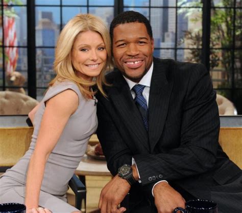 Ex Nfl Star Strahan Becomes Kelly Ripas Co Host