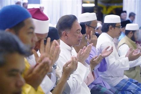 Yg sesuai dlm situasi puan adlh solat hajat, mnta allah prmudahkn urusan puan utk suami lepaskn puan. "Datang sini bermunajat kepada Allah..." - Parti lain ...