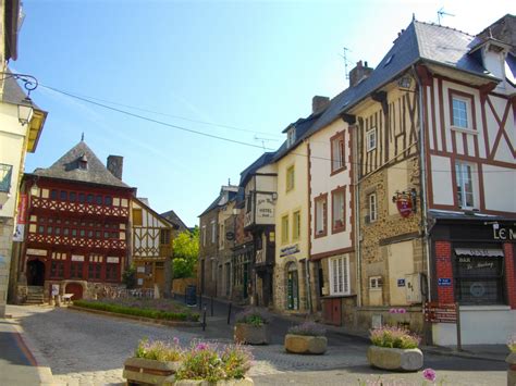 Ville historique, capitale du trégor et porte d'entrée sur la côte de granit rose, lannion conjugue avec élégance tradition et modernité.hôtels particuliers, manoirs, ancien couvent et cloître y déclinent une subtile palette architecturale tandis que sa technopôle fait souffler un vent d'innovation et d'énergie sur la vie de la ville. Trip to Lannion, Bretagne, France | Life in Luxembourg