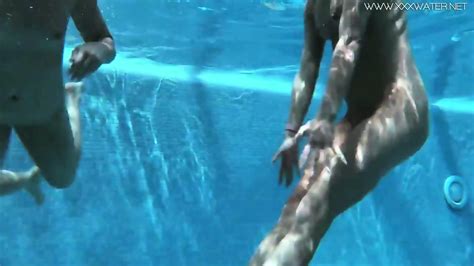 Jessica And Lindsay Naked Swimming In The Pool Eporner