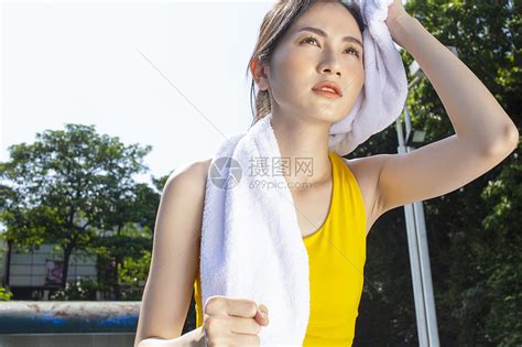 户外拿着毛巾擦汗的运动女性高清图片下载 正版图片502304138 摄图网
