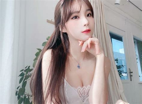 Yeon Na Bi vén áo khoe trọn vòng trên Instagram