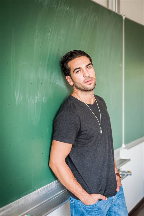 How tall and how much weigh elyas m'barek? Elyas M'Barek