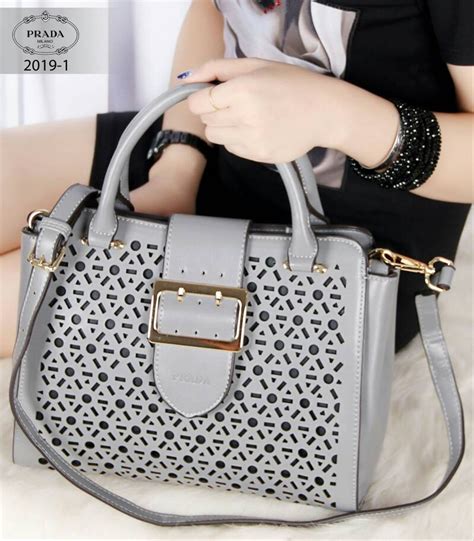 Tak hanya dari segi desainnya yang trendi dan modis, anda pun bisa menikmati harga tas wanita murah dengan deretan promo menarik di setiap harinya. 38+ Top Inspirasi Foto Tas Terbaru 2021