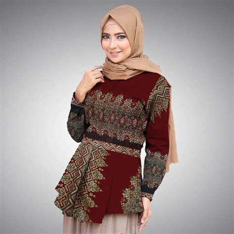 Kombinasi batik dari berbagai daerah di indonesia yang dipadankan dengan kain membuat outfit satu ini wajib ada dalam lemarimu. Model Baju Batik Kerja Wanita Berhijab Yang Cocok Untuk Anda