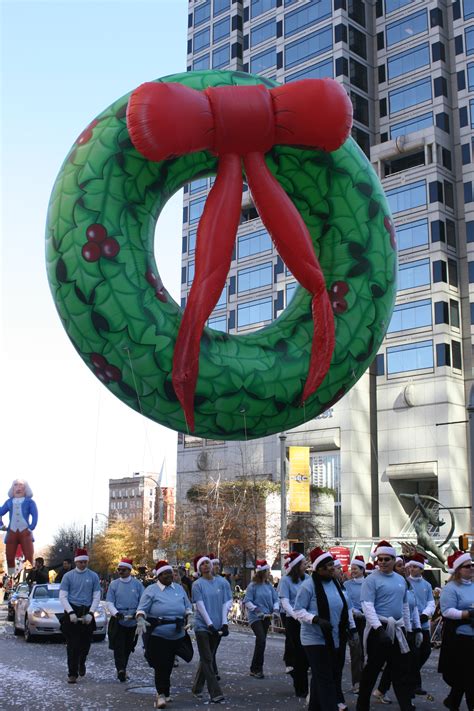 Holiday Wreath Parade Balloon Fabulous Inflatables Christmas Parade