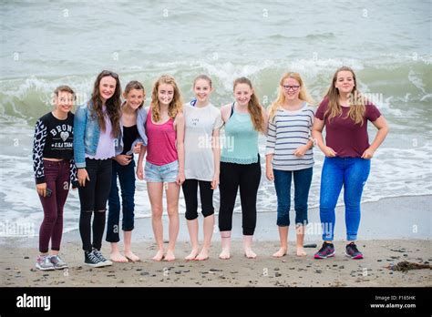 Eine Gruppe Von Acht 14 15 Jährigen Mädchen Im Teenageralter Freunde
