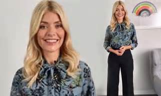 Holly Willoughby Shows Off Her Hourglass Curves In Floral Daily Mail Online