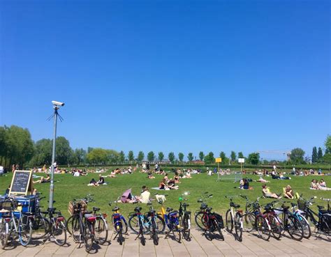 De gemeente amsterdam heeft het vondelpark vrijdagmiddag tijdelijk afgesloten omdat het er opnieuw te druk is. Rem op aantal bezoekers Vondelpark vanwege drukte ...