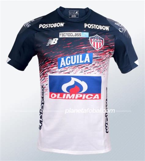 La tercera camiseta del tiburón se pinta de negro y plata, con líneas horizontales gruesas que cruzan el panel frontal a tono con el borde del cuello redondo y los detalles megaspeed de ¿qué te pareció el trabajo de new balance con junior en este 2020? Camiseta suplente New Balance del Junior 2020/21