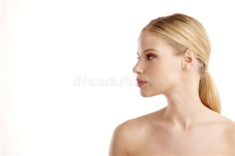 Cara Do Perfil Do Close Up Da Jovem Mulher Bonita Que Levanta No Fundo Branco Isolado Imagem De