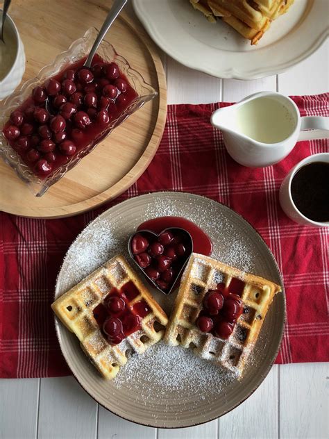 Chocolate Chunk Waffeln mit heißen Kirschen