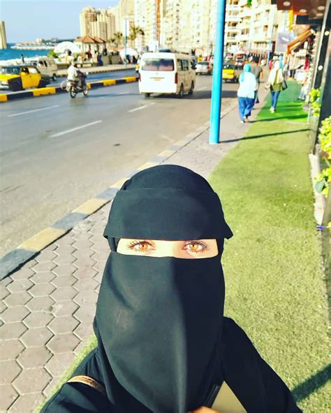 Pin By Cicilia Ananda On Niqab Time Arab Girls Hijab Black Hijab