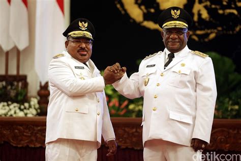Jenazah klemen tinal akan disemayamkan di rumah duka rs gatot subroto, kemudian diterbangkan ke jayapura untuk dimakamkan. Melihat Sosok 9 Gubernur dan Wakil Gubernur Terpilih - Foto 5