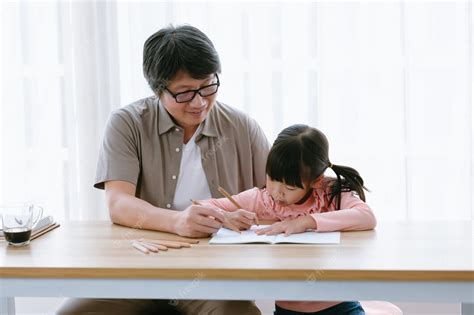 Feliz Hija Preescolar Asiática Y Padre Con Anteojos Dibujando Lápices