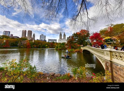 Bow Bridge In The Autumn In Central Park New York City Stock Photo Alamy