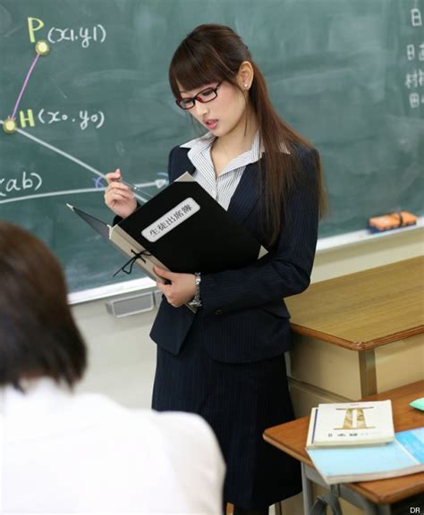 Une Star Du Porno Japonaise Mana Aoki Se Retrouve En Couverture Dun Manuel Scolaire De Maths