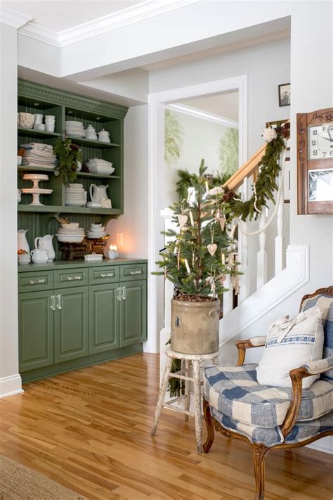 Pgm cape cod by mario's true value home center. 94 Farmhouse-Style Christmas Decorating Ideas | HGTV ...