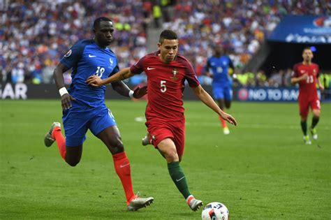 Milli formayla çıktığı 175 maçta 105 gol kaydeden ronaldo, euro 2004'te iki, 2008'de bir. Raphaël Guerreiro provides Cristiano Ronaldo with a ...