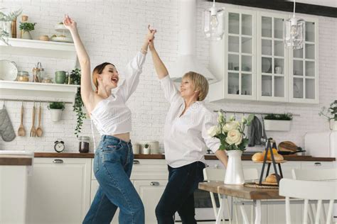 Moeder En Haar Volwassen Dochter Hebben Plezier En Dansen In De Keuken
