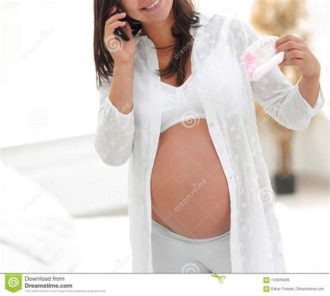 Mujer Embarazada Sonriente Que Habla En Su Smartphone Imagen De Archivo Imagen De Lindo