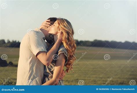 Erstaunliche Sinnliche Junge Paare In Der Liebe Die Bei Dem Sonnenuntergang Umfasst Stockfoto