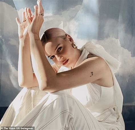 Auf instagram jedenfalls postete die sängerin ein genervt dreinschauendes selfie, zu dem sie schrieb: The Voice UK: Anne-Marie stands in to replace pregnant ...