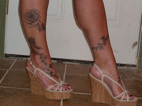 Big rose, black, girls ornamental leg tattoo, red. 36 Fancy Rose Tattoos On Leg