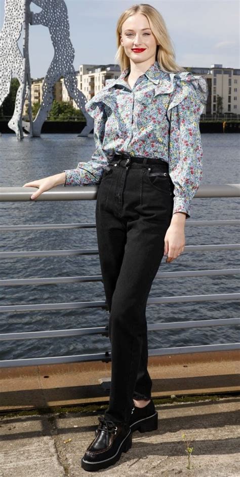 How Sophie Turner Wears High Waist Jeans With Crop Top