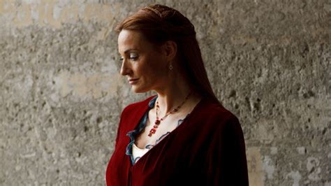 Hola amigos míos, el día de hoy, voy a contarles una historia, es una historia algo curiosa, pero es apasionada a mi parecer, y esta llena de ese sentimiento que llamamos amor. Merlin: Sarah Parish in una scena dell'episodio La bella e ...