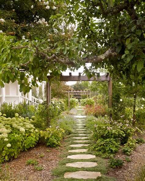 18 Breathtaking Farmhouse Landscape Designs Youll Wish To Have In Your