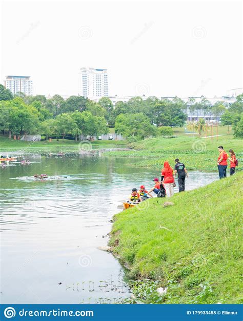 I do my jogging every morning ,,,, only place in bangi ,,, People Attending Community Event At The Taman Tasik ...