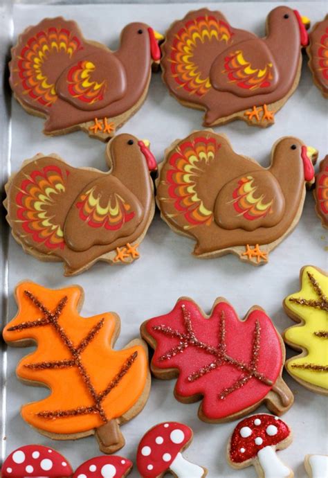 Easy thanksgiving cupcake decorations combine creativity and simple symbols for amusing themed desserts. Fall Favorite Cupcake & Cookie Ideas | Sweetopia
