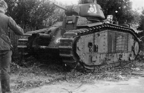 Немецкий солдат рядом с французским танком Char B1 Bis № 540 брошенным