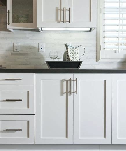 White Kitchen Cabitet Handle Idea In 2020 Kitchen Cabinets Handles