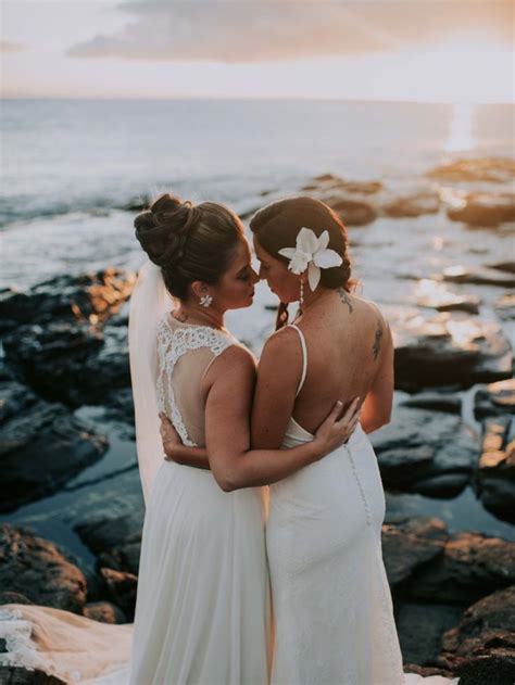 Lesbian Couple ♀️ In 2020 Lesbian Wedding Photos Lesbian Beach Wedding Lesbian Bride