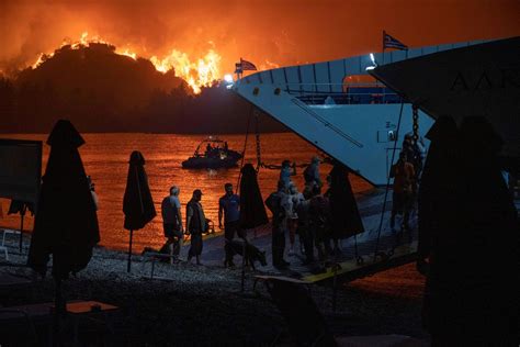 Incendies En Grèce Lîle Deubée Ravagée Par Les Flammes En Images