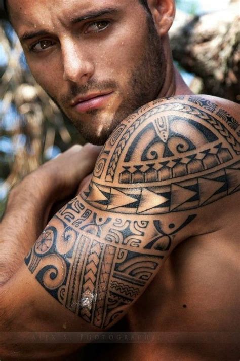 tribal motiv maori oberarm tattoo männer tätowierung Maorie tattoo