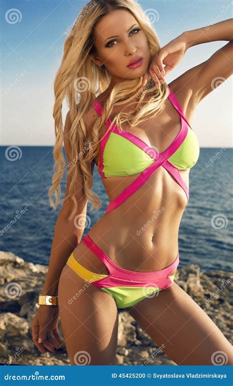 Sexy Frau Mit Dem Blonden Haar Im Bikini Der Auf Sommerstrand Aufwirft