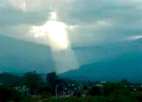 In Picture Shape Resembling Jesus Christ Appears In