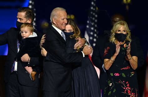 Joseph robinette joe biden, jr. Joe Biden hält seinen jüngsten Enkel im Arm - er heißt ...